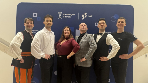 Wychowankowie Zespołu Pieśni i Tańca „Kujawy” podziękowali Maciejowi Mielczarskiemu.